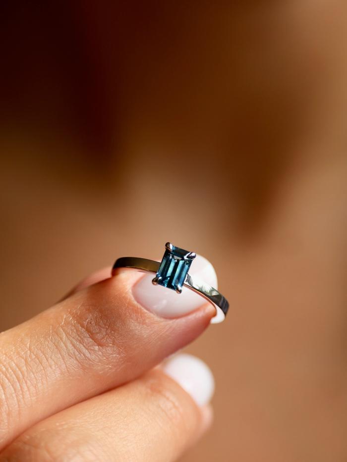 Nangi fine jewelry - blue ring in white gold