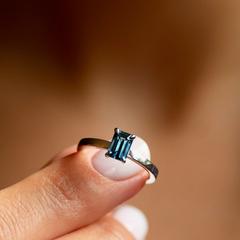 Nangi fine jewelry - blue ring in white gold