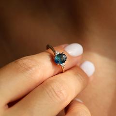 Nangi fine jewelry - teal / Peacock ring in yellow gold