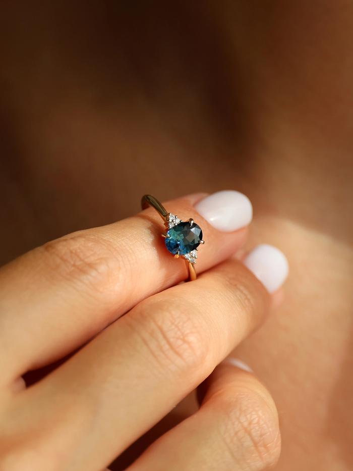 Nangi fine jewelry - teal / Peacock ring in yellow gold
