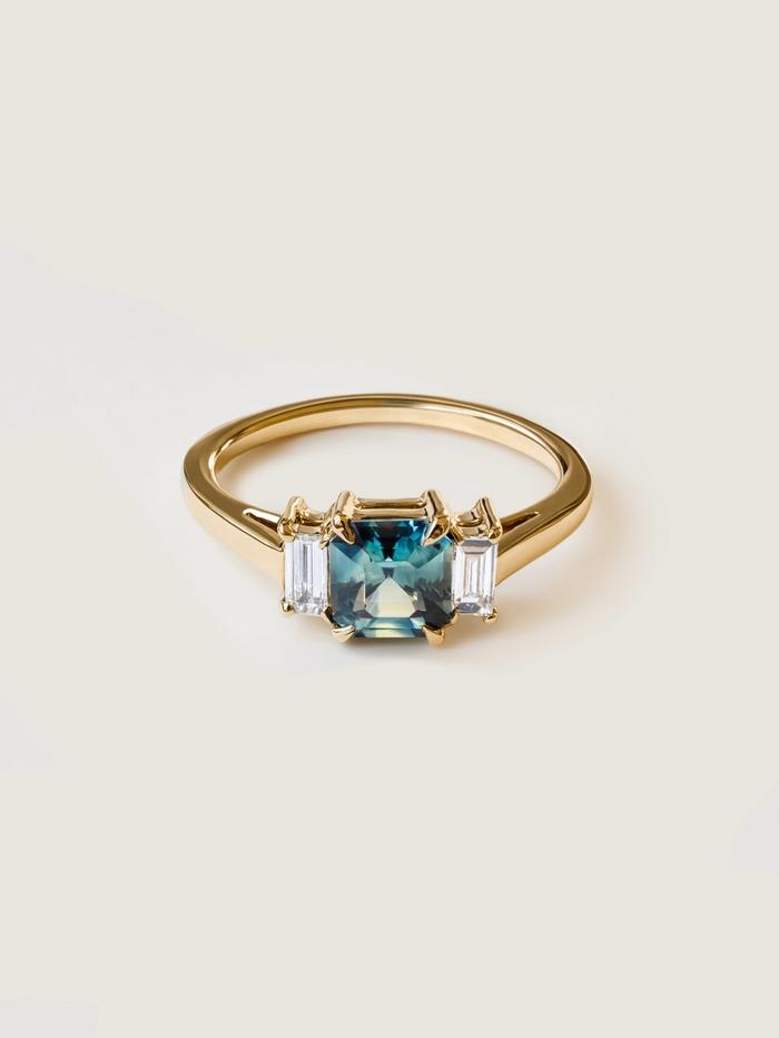 Nangi fine jewelry - teal / Peacock sapphire ring in yellow gold