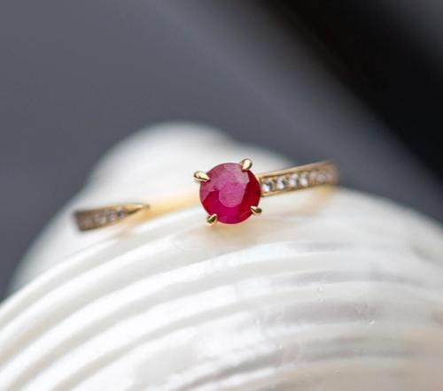Nangi fine jewelry - red ruby ring in yellow gold