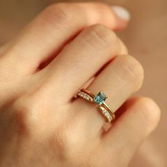 Nangi fine jewelry - blue sapphire ring in yellow gold