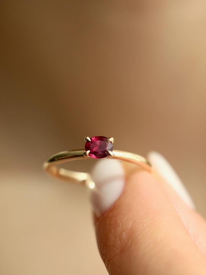 Nangi fine jewelry - red ring in yellow gold