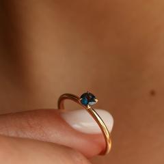 Nangi fine jewelry - blue sapphire ring in yellow gold