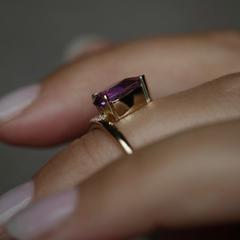 Nangi fine jewelry - purple ring in yellow gold