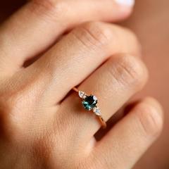 Nangi fine jewelry - teal / Peacock ring in yellow gold