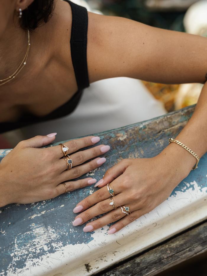 Nangi fine jewelry - teal / Peacock sapphire ring in yellow gold