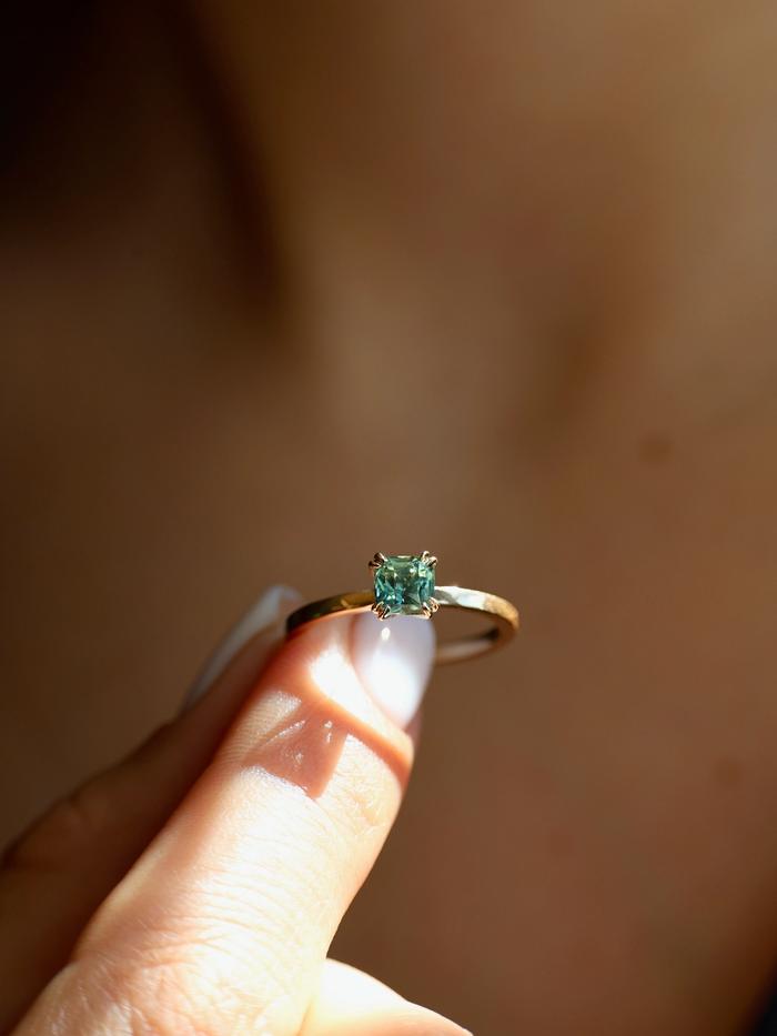 Nangi fine jewelry - teal / Peacock ring in yellow gold