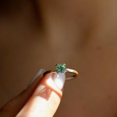 Nangi fine jewelry - teal / Peacock ring in yellow gold