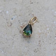 Nangi fine jewelry - teal / Peacock sapphire necklace in yellow gold