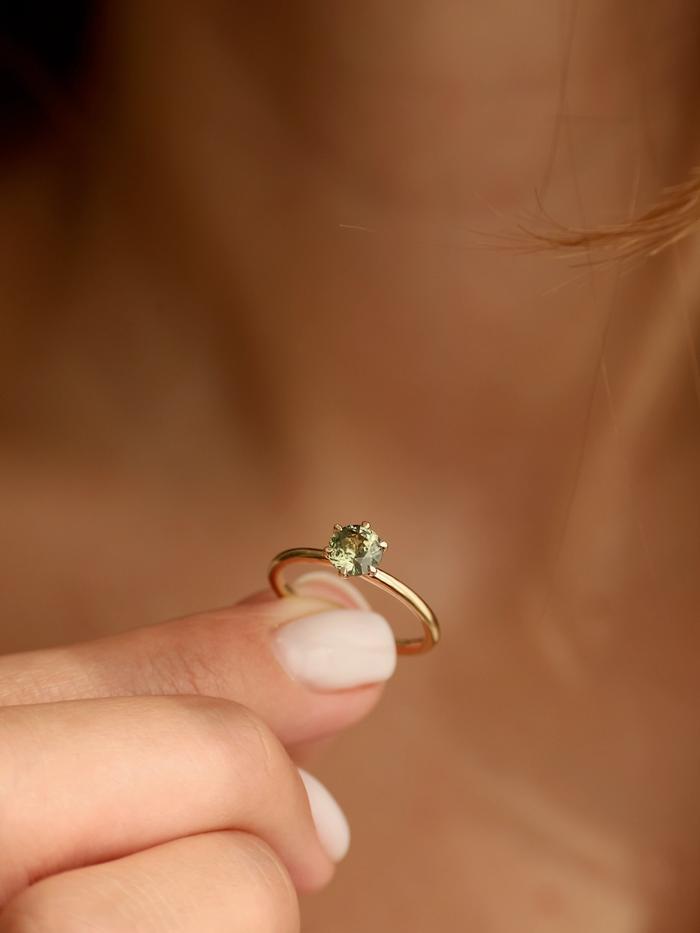 Nangi fine jewelry - green ring in yellow gold
