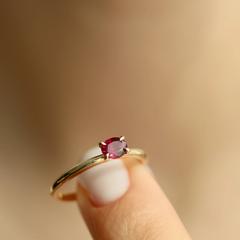 Nangi fine jewelry - red ring in yellow gold