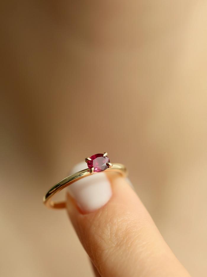 Nangi fine jewelry - red ring in yellow gold