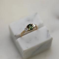 Nangi fine jewelry - green sapphire ring in yellow gold