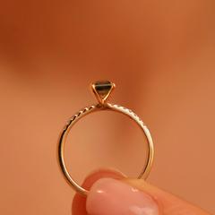 Nangi fine jewelry - green sapphire ring in yellow gold