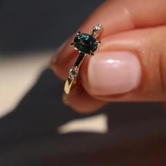 Nangi fine jewelry - teal / Peacock sapphire ring in yellow gold