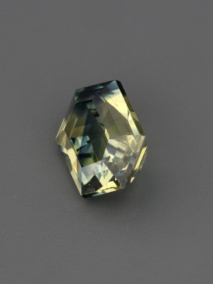 Nangi fine jewelry - green gemstone in gold