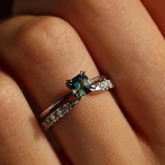 Nangi fine jewelry - teal / Peacock sapphire ring in white gold