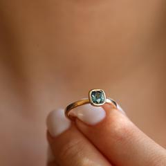 Nangi fine jewelry - teal / Peacock sapphire ring in yellow gold