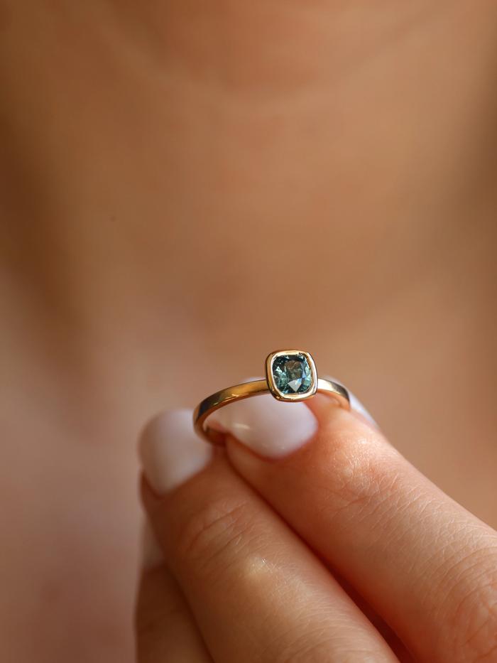 Nangi fine jewelry - teal / Peacock sapphire ring in yellow gold