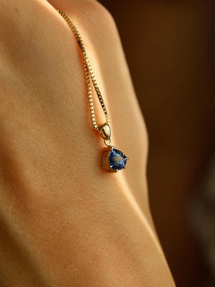 Nangi fine jewelry - blue pendant in yellow gold