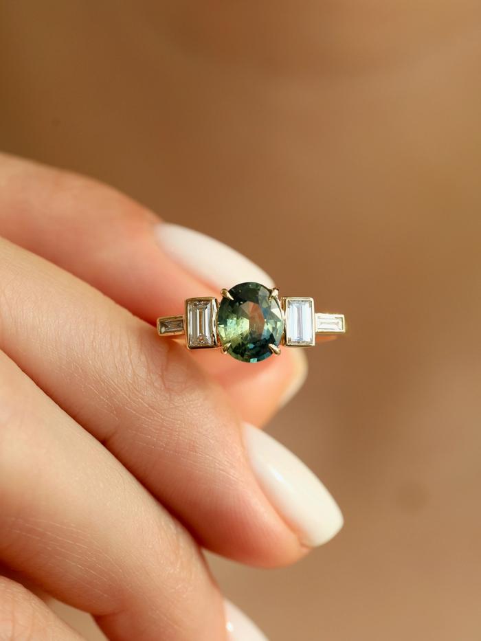 Nangi fine jewelry - teal / Peacock sapphire ring in yellow gold