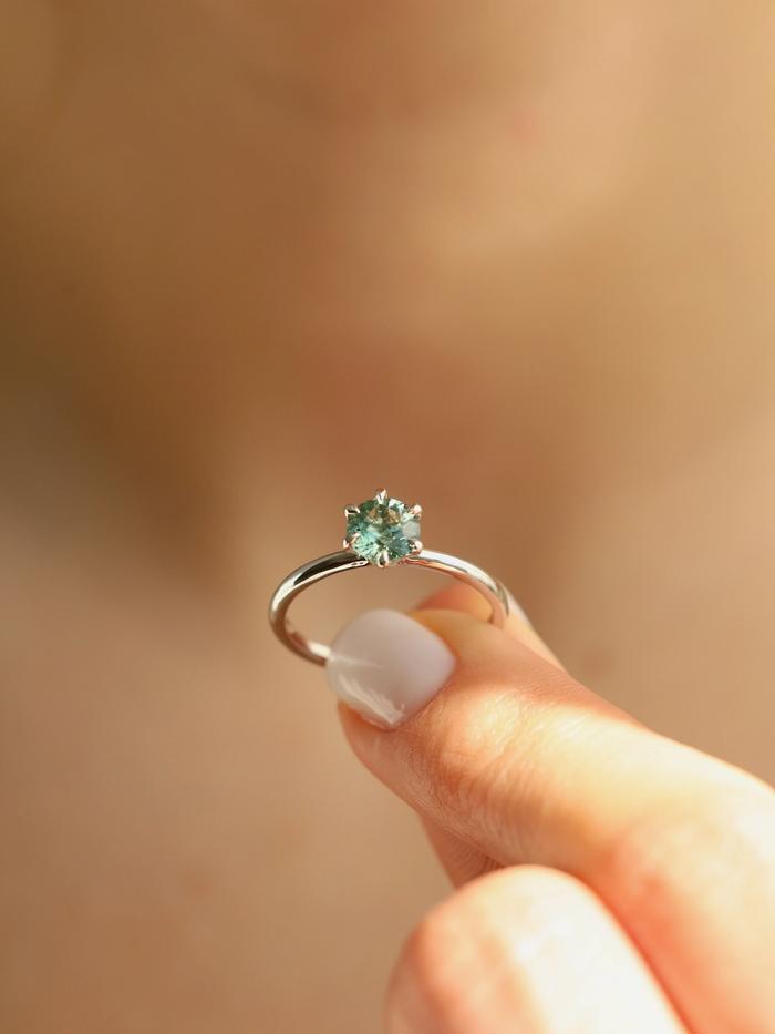 Nangi fine jewelry - green sapphire ring in white gold