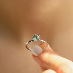 Nangi fine jewelry - green sapphire ring in white gold