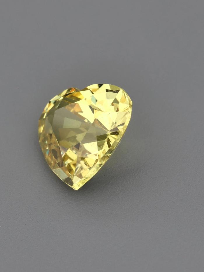 Nangi fine jewelry - yellow gemstone in gold