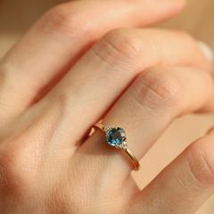 Nangi fine jewelry - teal / Peacock sapphire ring in yellow gold