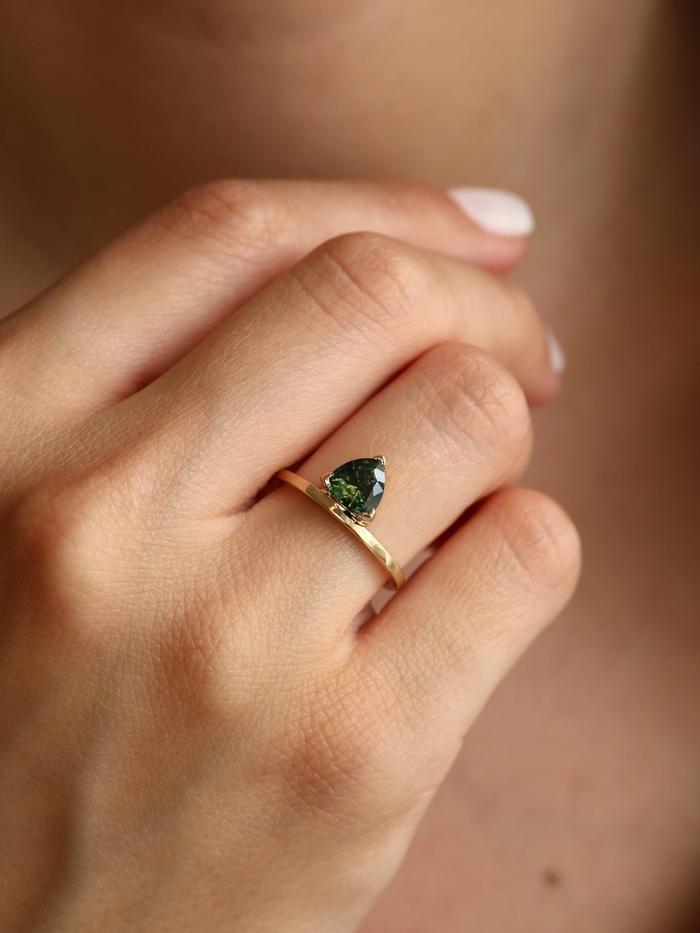 Nangi fine jewelry - green ring in yellow gold