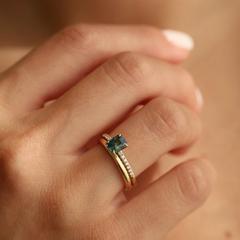 Nangi fine jewelry - blue sapphire ring in yellow gold