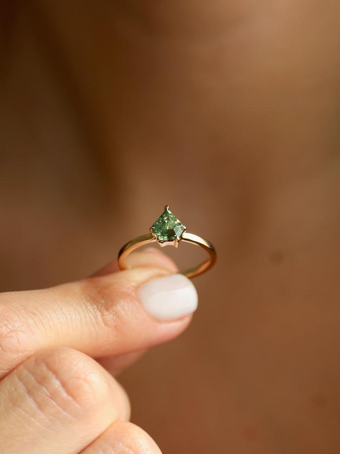 Nangi fine jewelry - green ring in yellow gold