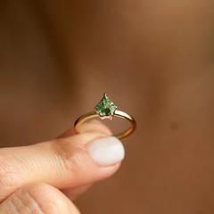 Nangi fine jewelry - green ring in yellow gold