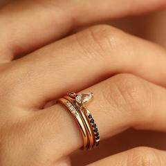 Nangi fine jewelry - black sapphire ring in yellow gold