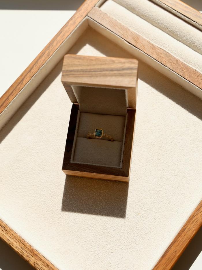 Nangi fine jewelry - teal / Peacock ring in yellow gold