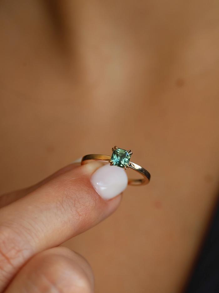 Nangi fine jewelry - teal / Peacock ring in yellow gold