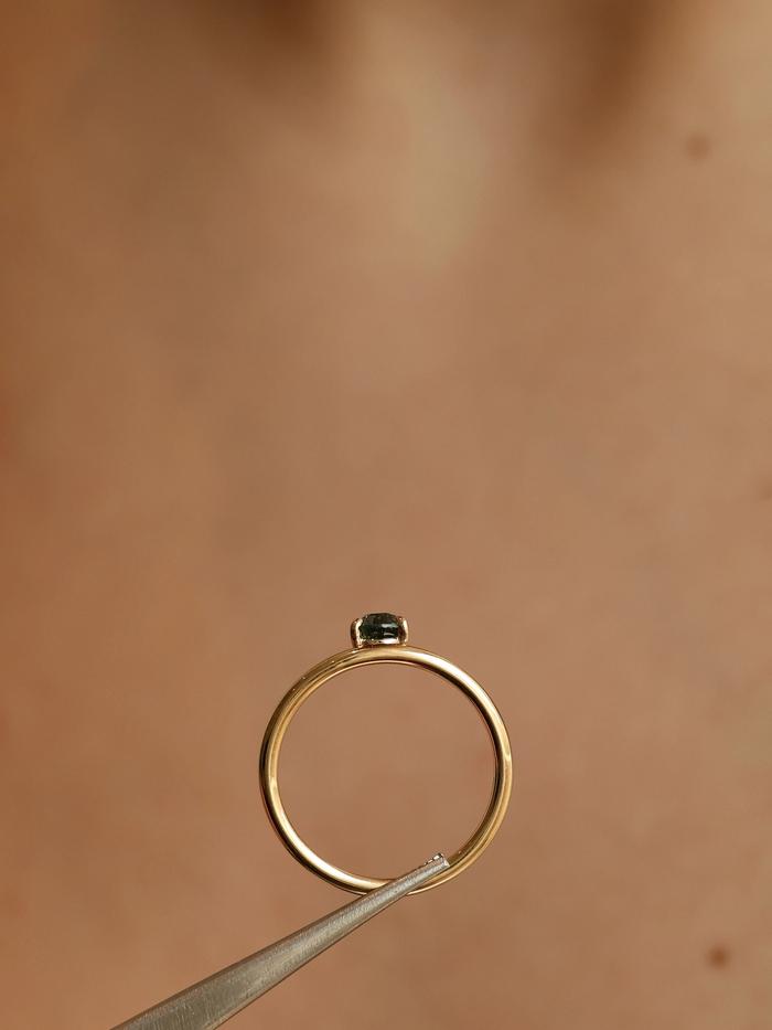 Nangi fine jewelry - teal / Peacock ring in yellow gold