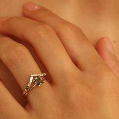 Nangi fine jewelry - teal / Peacock sapphire ring in yellow gold