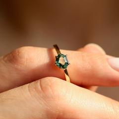 Nangi fine jewelry - teal / Peacock sapphire ring in yellow gold