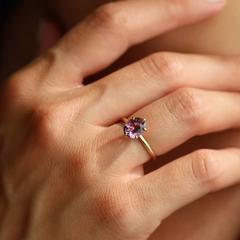Nangi fine jewelry - purple ring in yellow gold