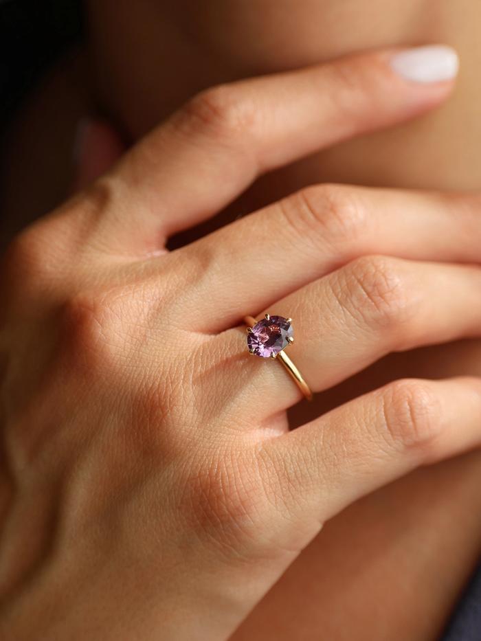 Nangi fine jewelry - purple ring in yellow gold