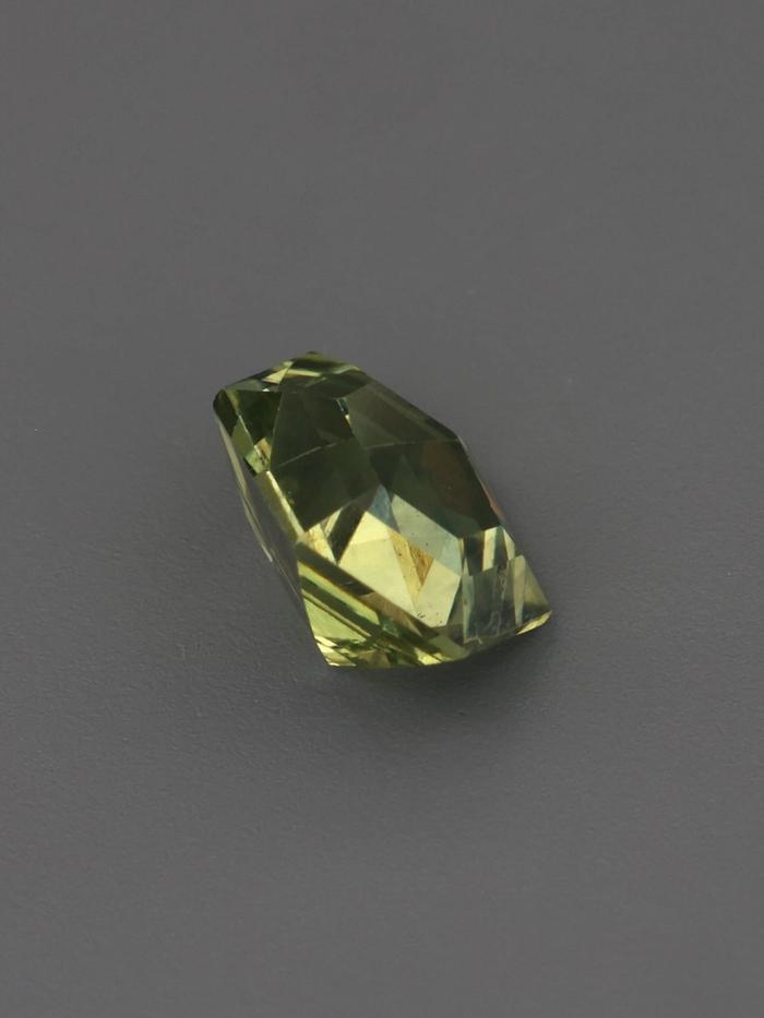 Nangi fine jewelry - green gemstone in gold