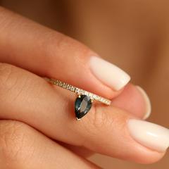 Nangi fine jewelry - green sapphire ring in yellow gold