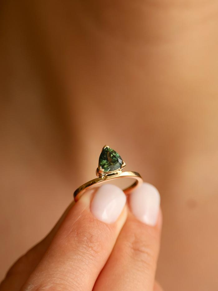 Nangi fine jewelry - green ring in yellow gold