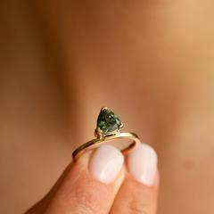 Nangi fine jewelry - green ring in yellow gold
