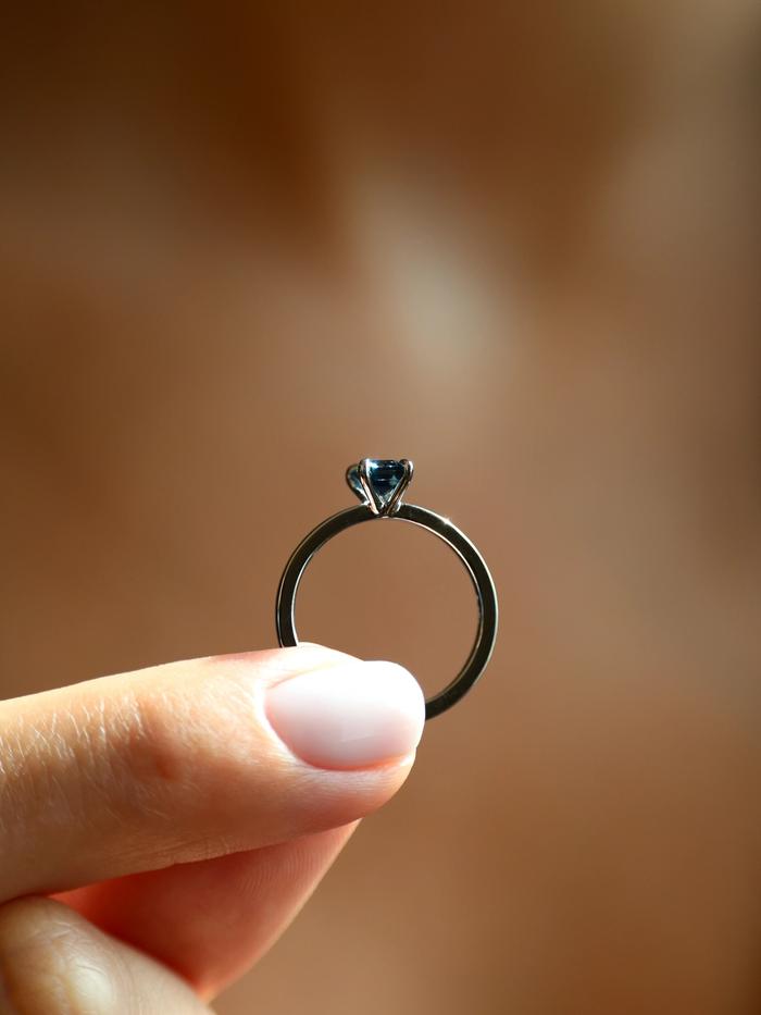 Nangi fine jewelry - blue ring in white gold