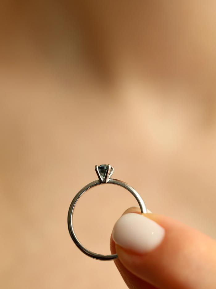 Nangi fine jewelry - blue sapphire ring in white gold