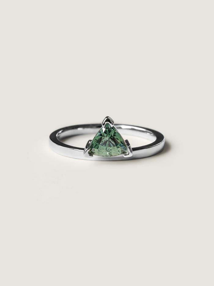 Nangi fine jewelry - green sapphire ring in white gold